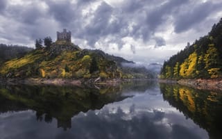 Картинка отражение, деревья, дождливая, озеро, Франция, зеркало, облака, туман, Alleuze, замок