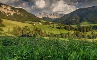 Картинка поля, трава, St, Magdalena, домики, горы, деревья, Италия, Санта Магдалена, долина, Dolomites, Italy, Доломиты