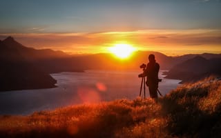 Картинка солнце, горы, холм, закат, облака, озеро, фотограф
