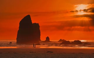 Картинка волны, оранжевое небо, пара, солнце, пляж, скалы