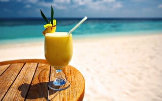 Картинка drink, water, стакан, пляж, вода, beach, океан, cocktail, glass, напиток, коктейль, ocean, море, sand, песок, sea