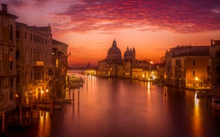Картинка Италия, зарево, Венеция, небо, ночь, облака, собор Санта-Мария-делла-Салюте, огни, канал