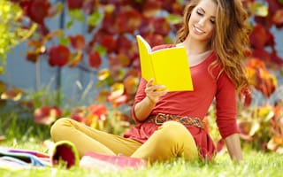 Картинка шатенка, желтая, трава, тетрадь, осень, девушка, листья, книга, читает