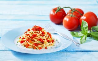 Картинка pomodoro sauce, тарелки, макаронные изделия, вилки, помидоры