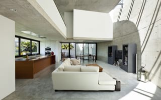 Картинка интерьер, дизайн, диван, подушки, стулья, дом, телевизор, белый, серый, стиль, столик