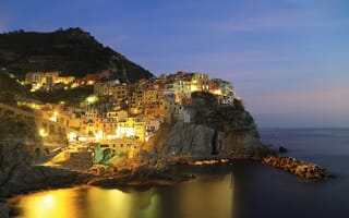 Картинка небо, скалы, ночь, Италия, деревня, море, Манарола, горы, огни, Лигурия, Марина лодки