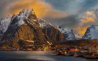 Картинка снег, солнечный свет, закат, деревня, Reine, Nordland, горы, Норвегия, дома, лодки, облака