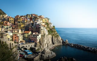 Картинка Италия, Лигурийское море, море, Italy, Манарола, Чинкве-Терре, Cinque Terre, Manarola, пейзаж, Ligurian Sea, побережье, скалы, здания