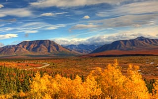 Обои США, деревья, осень, горы, облака, вид, небо, Аляска, пейзаж, голубое
