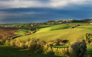 Картинка Италия, небо, деревья, облака, осень, Тоскана, поле, синее, поселок