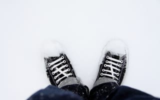 Обои кеды, снег, обувь