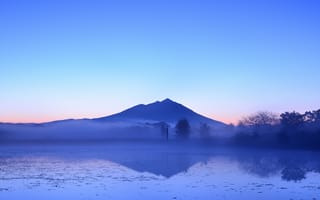 Картинка Япония, отражение, гора, розовый закат, голубое небо, дымка, вечер, туман, деревья, озеро