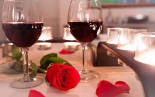 Обои подарок, бокалы, love, heart, Valentine's Day, вино, romantic, розы, любовь