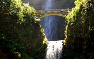Картинка обрыв, США, кусты, водопад, мост, скала, Multnomah waterfalls, солнце
