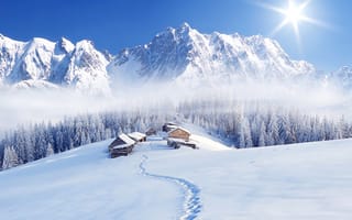 Картинка домики, туман, снег, тропинка, деревья, зима, горы, небо, солнце, лес