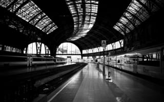 Обои станция, белое, пути, дорога, железная, черное, поезд, платформа