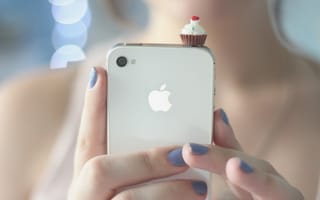 Картинка Apple, телефон, руки, IPhone 4, пальцы