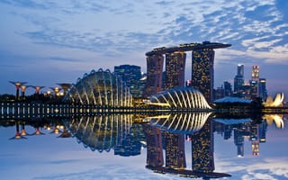 Картинка Singapore, архитектура, небоскребы, небо, architecture, clouds, lights, reflection, skyscrapers, вечер, огни, мегаполис, подсветка, Сингапур, Gardens By the Bay, залив, sky, город-государство, evening, отражение, облака