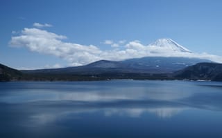 Картинка фудзияма, гора, япония, озеро, облака, пик, вершина, снег