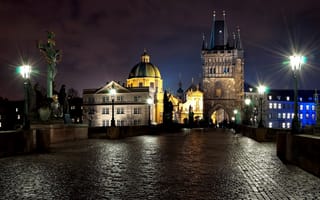 Картинка Praha, Czech, фонари, камень, ночь, город, люди, свет, скульптуры, Карлов мост, Prague, Прага, вечер, Чехия