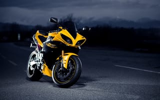 Картинка Yamaha, супербайк, r1, yellow, superbike, черный, Ямаха, road, желтый, night, ночь, black, дорога