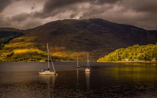 Картинка тучи, природа, лодки, гора, boats, озеро, mountain, river