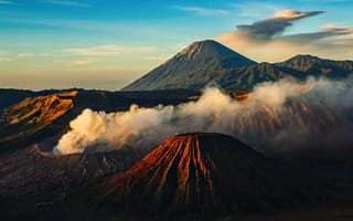 Обои Индонезия, вулканический комплекс-кальдеры Тенгер, Ява, действующий вулкан Бромо, Tengger