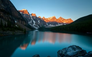 Картинка Moraine Lake, утро, долина десяти пиков, озеро, горы, Канада, Canada, ледниковое, Банф, Морейн, национальный парк, Valley of the Ten Peaks, Banff National Park, свет
