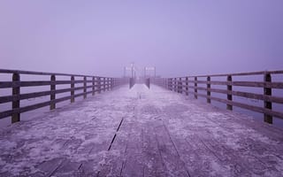 Картинка Германия, туман, фонарь, озеро, табличка, сиреневый, снег, деревянный, мостик, зима