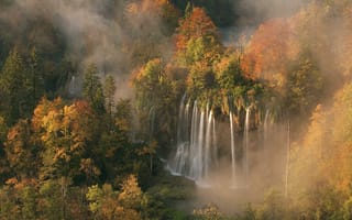 Картинка Водопад Veliki prštavac, утренний туман, лес, 5 октября 2008 года, Хорватия, осенние цвета, свет зари, Национальный парк Плитвицкие озера (Nacionalni park Plitvička jezera)