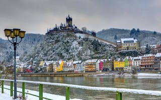 Картинка Германия, замок, Burg, дома, зима, Cochem, река, снег, крепость, фонари