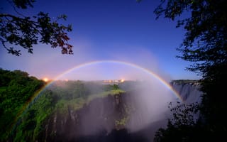 Картинка Южная Африка, лунная радуга, Peter Dolkens photography, ночь, водопад, деревья, Виктория, реке Замбези, звезды, граница Замбии и Зимбабве