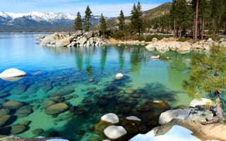 Картинка лес, снег, озеро, деревья, горы, камни