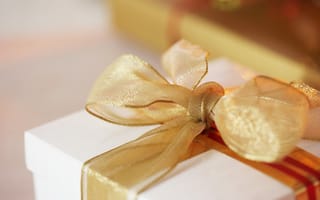 Обои праздник, коробка, подарок, сюрприз, упаковка, лента, золото, бант