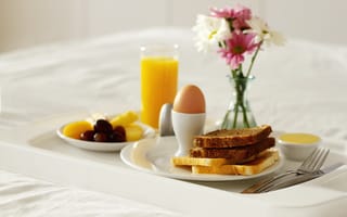 Картинка ваза, еда, сок, цветы, тосты, яйцо, завтрак, сладкое, хлеб, апельсин, апельсиновый