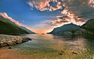 Картинка облака, горы, утки, река, камни, берег