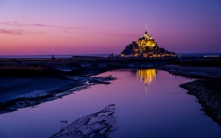 Картинка Франция, подсветка, остров, вода, гора Архангела Михаила, сумерки, отражение, вечер, крепость, Mont Saint-Michel, Мон-Сен-Мишель, пурпурный закат