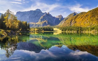 Картинка лес, деревья, озеро, скалы, солнечно, отражение, горы