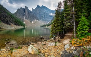 Картинка лес, деревья, озеро, камни, скамейка, горы, лавочка, Канада