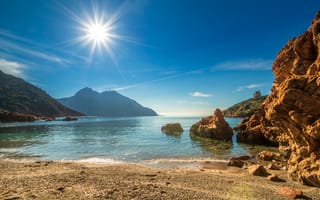Обои лучи, море, небо, побережье, камни, солнце, горы, Corsica, пляж, Франция