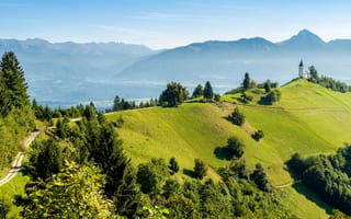 Картинка дорога, поле, лес, деревья, трава, склон, часовня, горы