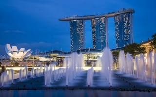 Картинка Singapore, фонтаны, город-государство, sky, ночь, подсветка, skyscrapers, architecture, Gardens By the Bay, fountains, Сингапур, мегаполис, огни, синее, небоскребы, архитектура, небо, night, blue, lights