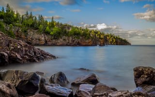 Картинка небо, облака, горизонт, деревья, скалы, камни, озеро, берег