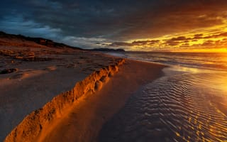 Картинка песок, море, тучи, побережье, закат, зарево, небо