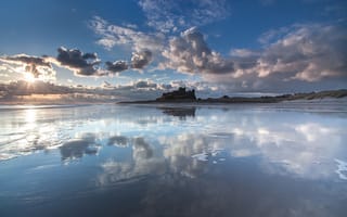 Картинка Bamburgh Castle, море, облака, солнце, замок, Northumberland coast, мель