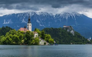 Картинка лес, деревья, горы, остров, скалы, лодка, озеро, дома