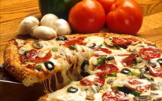 Обои оливки, помидоры, еда, mushrooms, pizza, сыр, вкусно, cheese, пища, пицца, tomatoes, маслины, грибы