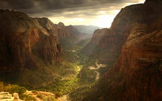 Картинка вид, каньон, скалы, высота, ущелье, тучи, дорога, солнечные лучи