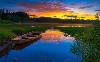 Картинка закат, домик, лес, вечер, берег, озеро, зарево, Норвегия, деревья, лодка, природа, горы, небо