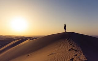 Картинка girl, sand, dry, dunes, wind, sunny, sunlight, sunset, desert